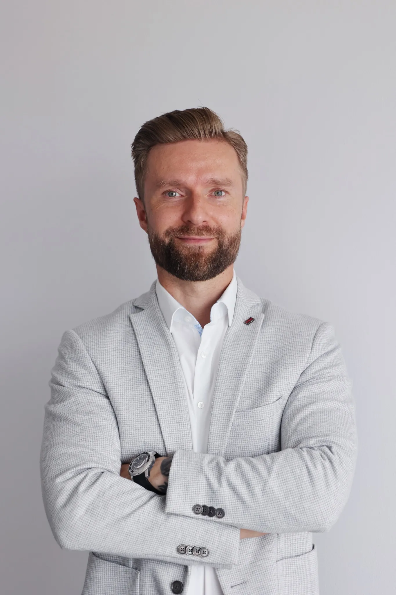 Paweł Trendel w jasnej marynarce